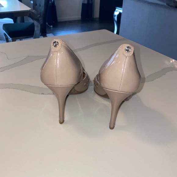Calvin Klein Naveen Two Tone Patent Pump Light Taupe Size 8M - Picture 3 of 5